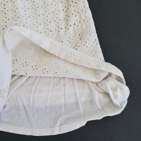 Solitaire small off-white cotton sleeveless top wit floral embroidery - Picture 4 of 10